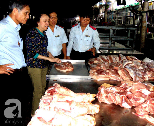 TP.HCM: Gần một tấn heo lở mồm long móng bị tuồn vào chợ đầu mối tiêu thụ Tết - Ảnh 6.