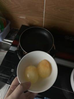 Nửa đ&ecirc;m đ&oacute;i bụng m&agrave; trứng g&agrave; để trong ngăn m&aacute;t vẫn... đ&ocirc;ng đ&aacute;, c&ocirc; n&agrave;ng l&ecirc;n mạng than thở để rồi nhận ngay c&aacute;i kết h&agrave;i v&ocirc; đối - Ảnh 2.