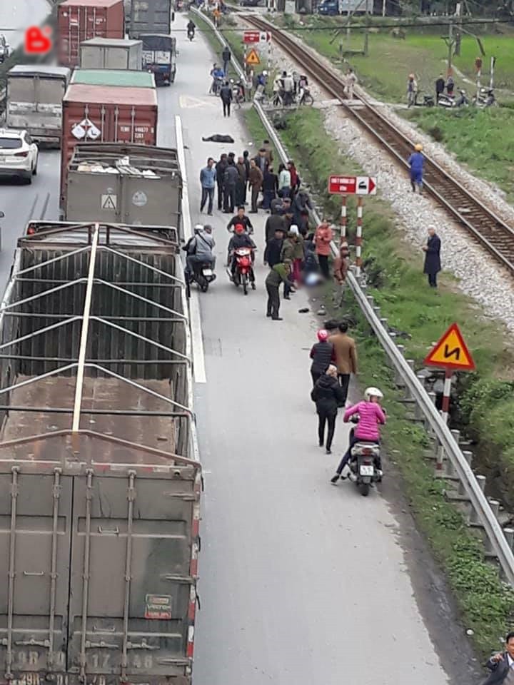 Hải Dương: Xe tải lao vào đoàn đi viếng nghĩa trang liệt sĩ, 9 người chết, 3 người bị thương nằm la liệt trên đường - Ảnh 2. Hải Dương: Xe tải lao vào đoàn đi viếng nghĩa trang liệt sĩ, 9 người chết, 3 người bị thương nằm la liệt trên đường - Ảnh 2.