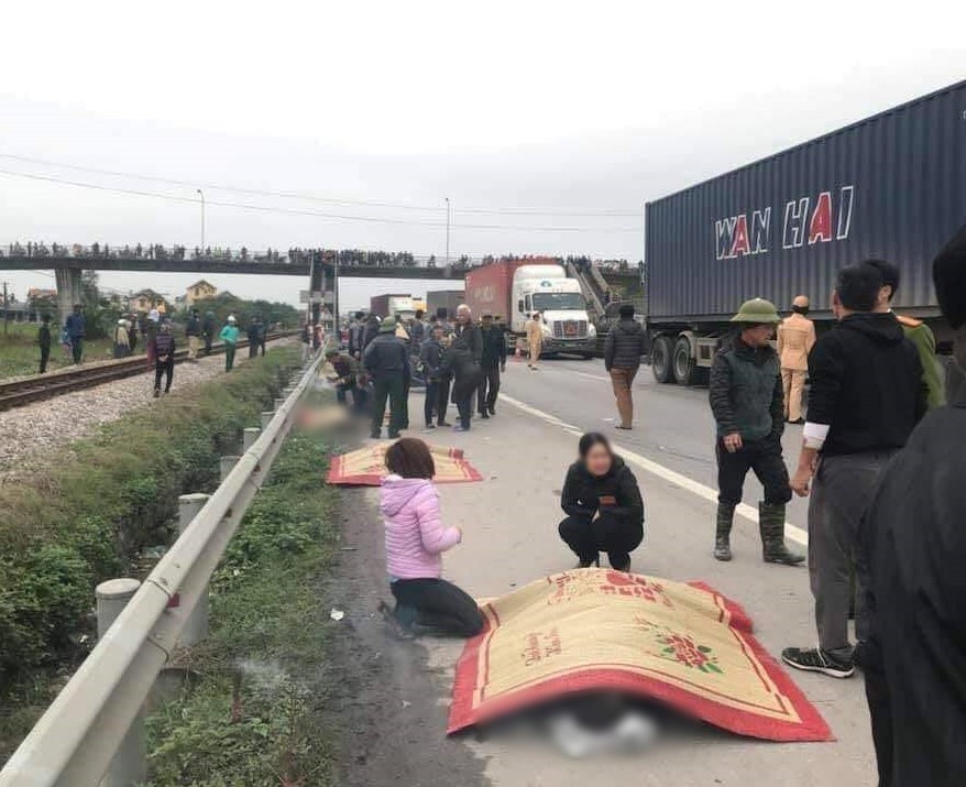 Hải Dương: Xe tải lao vào đoàn đi viếng nghĩa trang liệt sĩ, 9 người chết, 3 người bị thương nằm la liệt trên đường - Ảnh 3. Hải Dương: Xe tải lao vào đoàn đi viếng nghĩa trang liệt sĩ, 9 người chết, 3 người bị thương nằm la liệt trên đường - Ảnh 3.