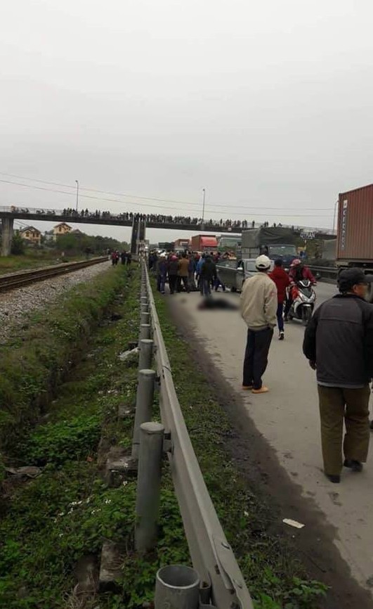 Hải Dương: Xe tải lao vào đoàn đi viếng nghĩa trang liệt sĩ, 8 người chết, 3 người bị thương nằm la liệt trên đường - Ảnh 2.