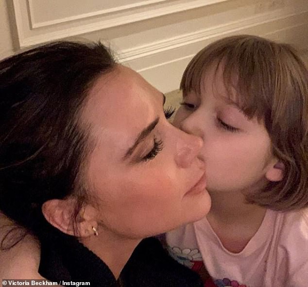 Harper Beckham khoe tóc mái xinh như búp bê, lại còn trổ tài nấu ăn đảm đang và được bố khen nức nở - Ảnh 1.