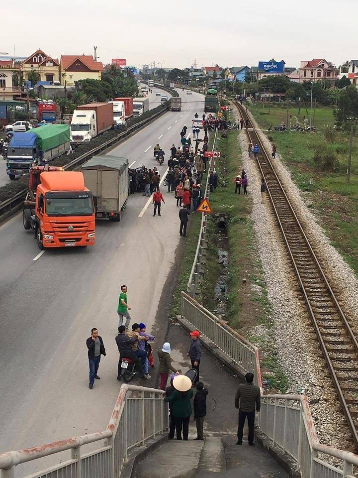 Hải Dương: Xe tải lao vào đoàn đi viếng nghĩa trang liệt sĩ, 9 người chết, 3 người bị thương nằm la liệt trên đường - Ảnh 4. Hải Dương: Xe tải lao vào đoàn đi viếng nghĩa trang liệt sĩ, 9 người chết, 3 người bị thương nằm la liệt trên đường - Ảnh 4.