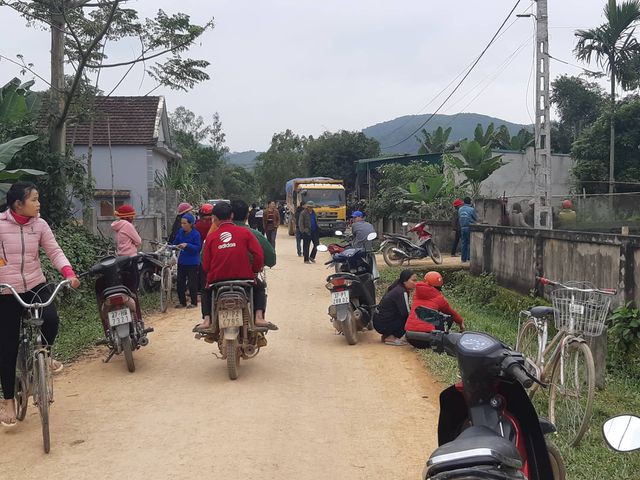 Nghệ An: Xe tải chạy đường làng cán chết bé 3 tuổi - Ảnh 1.