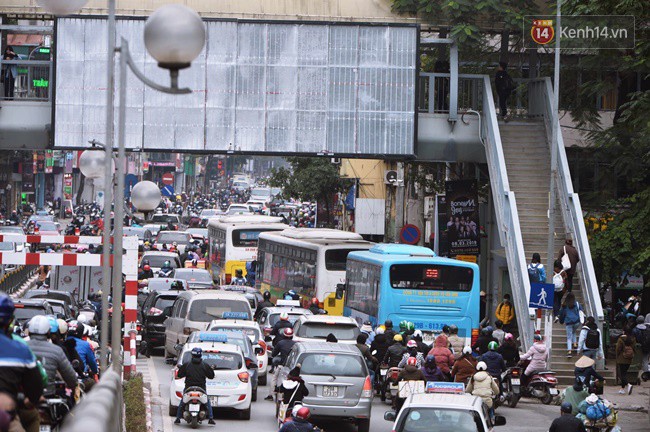 Ảnh: Không phải giờ cao điểm, nhiều tuyến phố Thủ đô vẫn ùn tắc kéo dài hàng km - Ảnh 5.