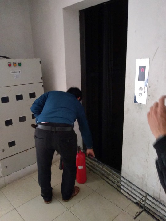 Suýt bước vào thang máy không có... cabin - Ảnh 2.