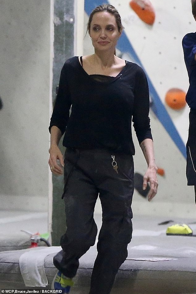 Angelina Jolie có động thái gì giữa lúc Brad Pitt dính tin đồn hẹn hò mỹ nhân Charlize Theron gần 1 tháng? - Ảnh 7.