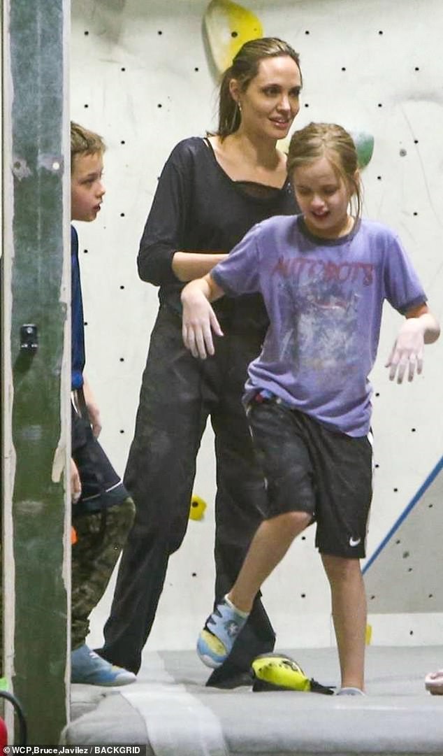 Angelina Jolie có động thái gì giữa lúc Brad Pitt dính tin đồn hẹn hò mỹ nhân Charlize Theron gần 1 tháng? - Ảnh 10.