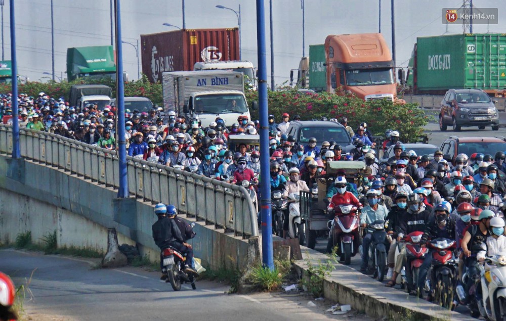 Ngộp thở với hình ảnh kẹt xe không lối thoát trên đường vào trung tâm Sài Gòn những ngày gần Tết - Ảnh 4.