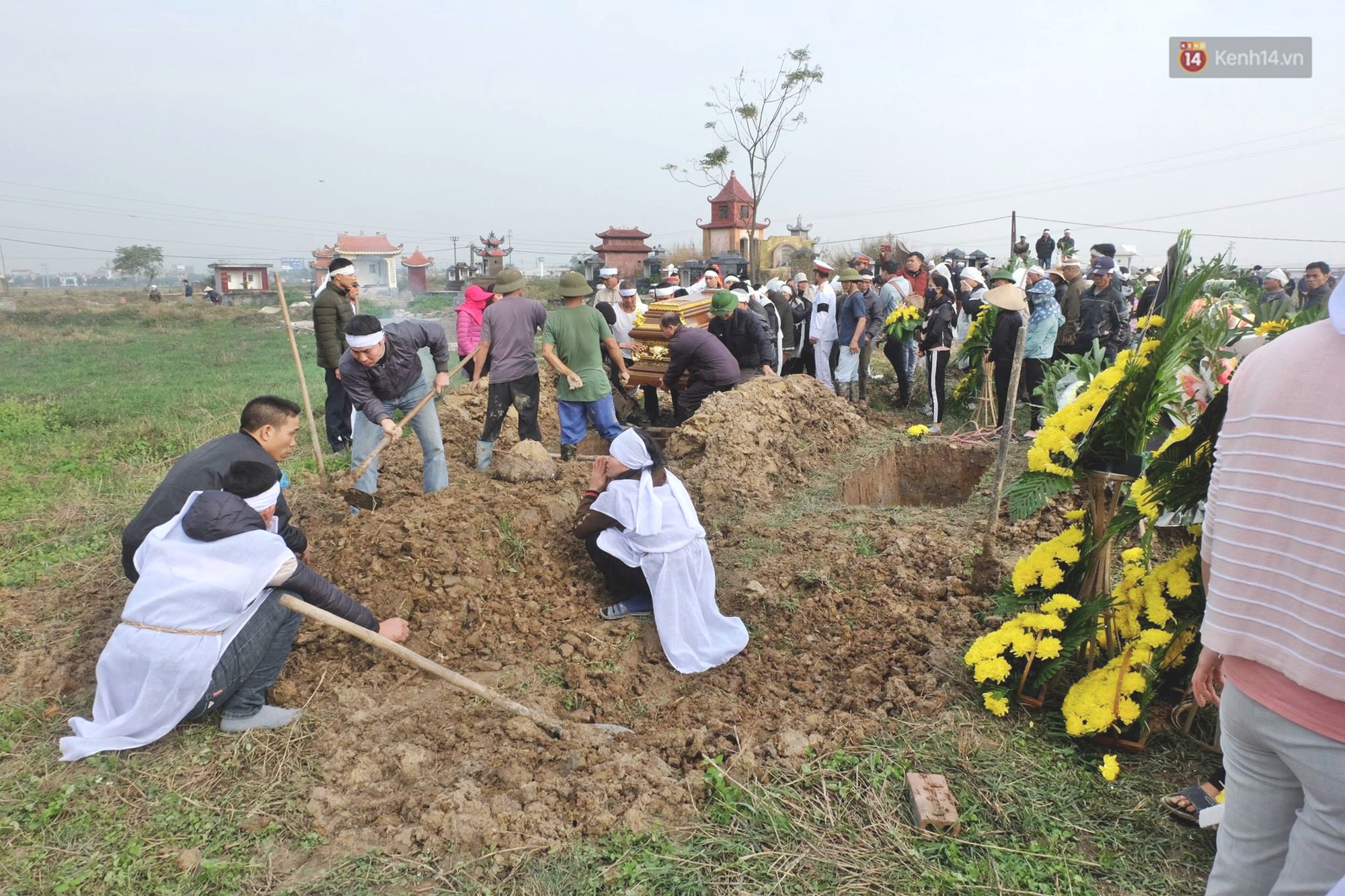 Khăn tang phủ trắng đường làng ngày đưa 6 nạn nhân thiệt mạng trong vụ tai nạn giao thông thảm khốc ở Hải Dương về nơi an nghỉ cuối cùng - Ảnh 6. Khăn tang phủ trắng đường làng ngày đưa 6 nạn nhân thiệt mạng trong vụ tai nạn giao thông thảm khốc ở Hải Dương về nơi an nghỉ cuối cùng - Ảnh 6.
