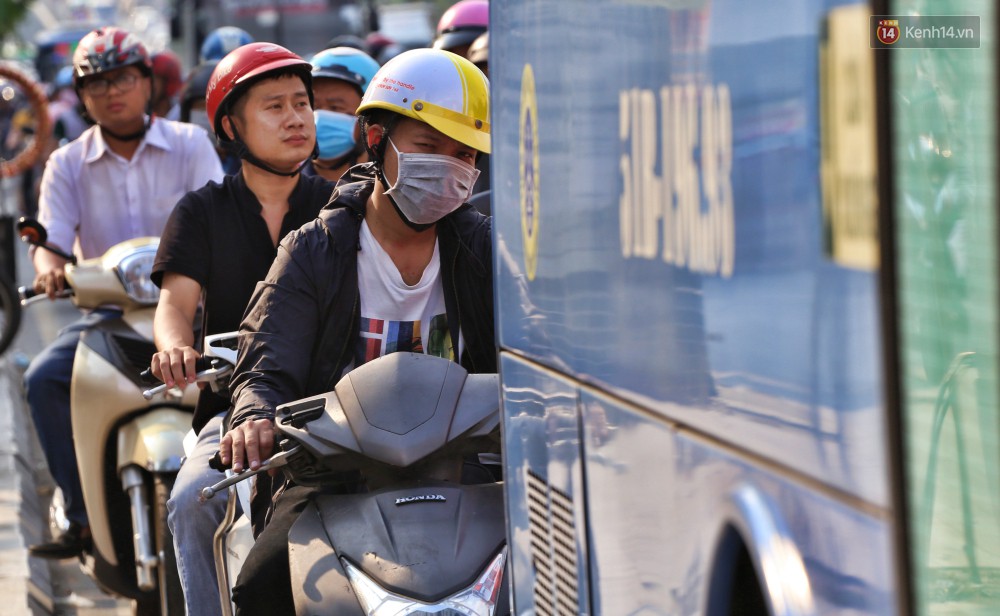 Nỗi ám ảnh của người Sài Gòn những ngày cận Tết: Rừng xe đông nghẹt trên nhiều tuyến đường trung tâm từ trưa đến tối - Ảnh 4. Nỗi ám ảnh của người Sài Gòn những ngày cận Tết: Rừng xe đông nghẹt trên nhiều tuyến đường trung tâm từ trưa đến tối - Ảnh 4.
