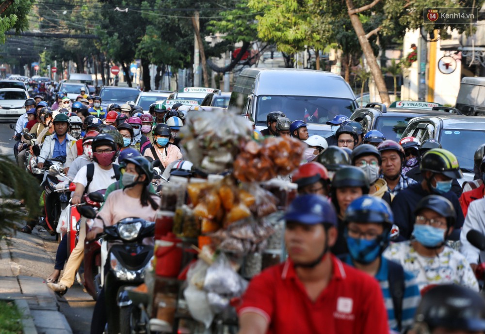 Nỗi ám ảnh của người Sài Gòn những ngày cận Tết: Rừng xe đông nghẹt trên nhiều tuyến đường trung tâm từ trưa đến tối - Ảnh 10. Nỗi ám ảnh của người Sài Gòn những ngày cận Tết: Rừng xe đông nghẹt trên nhiều tuyến đường trung tâm từ trưa đến tối - Ảnh 10.