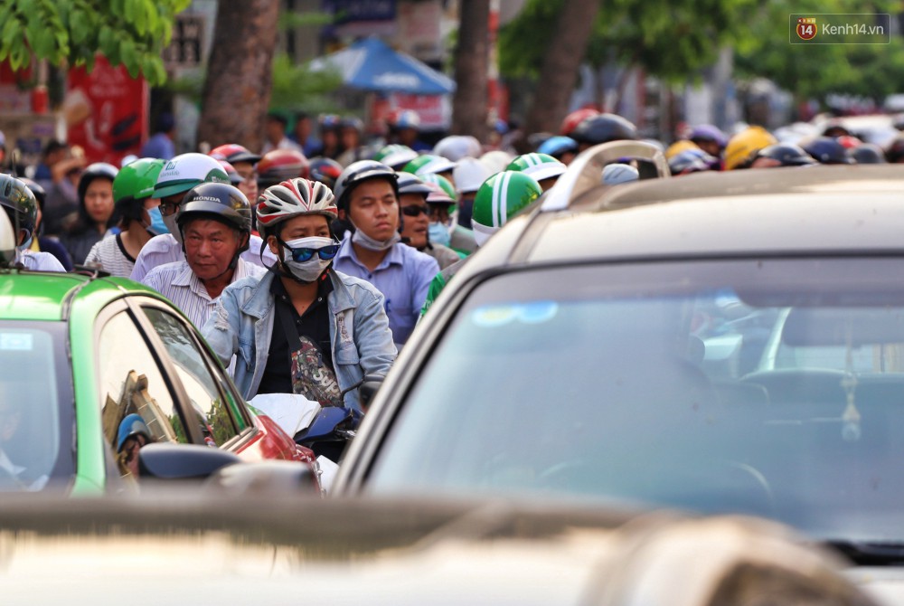 Nỗi ám ảnh của người Sài Gòn những ngày cận Tết: Rừng xe đông nghẹt trên nhiều tuyến đường trung tâm từ trưa đến tối - Ảnh 12. Nỗi ám ảnh của người Sài Gòn những ngày cận Tết: Rừng xe đông nghẹt trên nhiều tuyến đường trung tâm từ trưa đến tối - Ảnh 12.