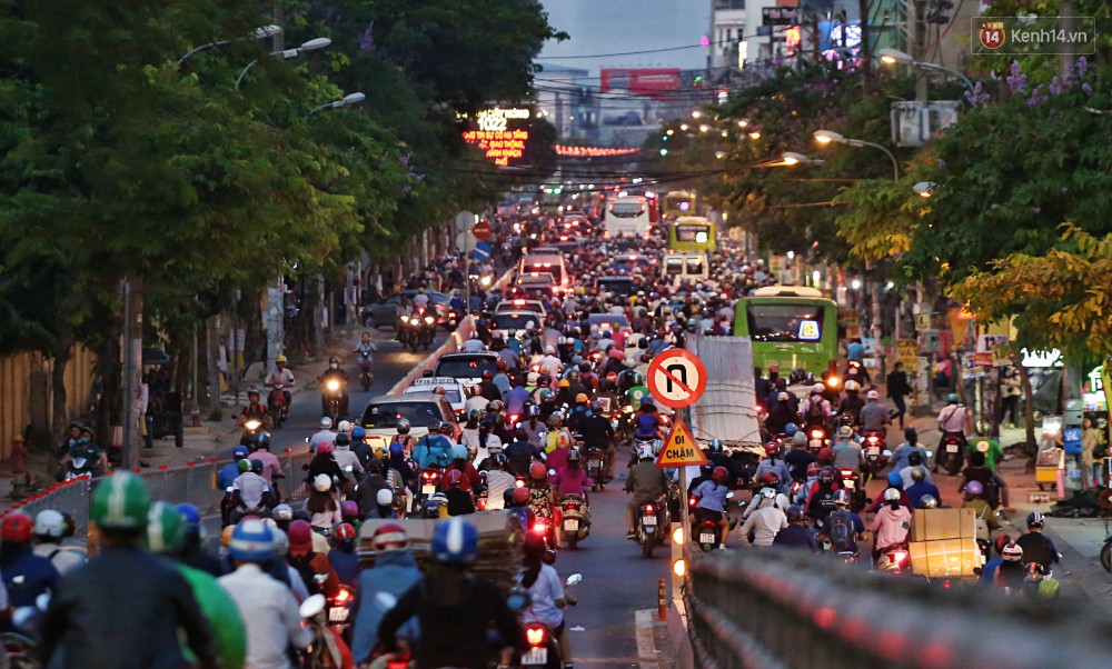 Nỗi ám ảnh của người Sài Gòn những ngày cận Tết: Rừng xe đông nghẹt trên nhiều tuyến đường trung tâm từ trưa đến tối - Ảnh 16. Nỗi ám ảnh của người Sài Gòn những ngày cận Tết: Rừng xe đông nghẹt trên nhiều tuyến đường trung tâm từ trưa đến tối - Ảnh 16.