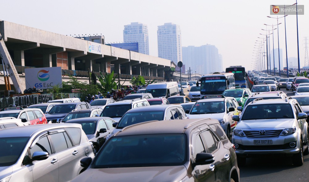 Ngộp thở với hình ảnh kẹt xe không lối thoát trên đường vào trung tâm Sài Gòn những ngày gần Tết - Ảnh 8.