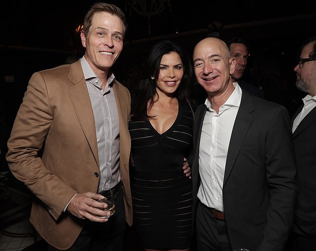  Lộ ảnh Jeff Bezos đắm đuối với người tình 3 tháng trước khi thông báo ly hôn vợ  - Ảnh 4.