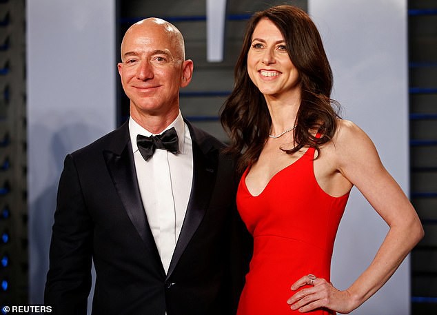  Lộ ảnh Jeff Bezos đắm đuối với người tình 3 tháng trước khi thông báo ly hôn vợ  - Ảnh 5.