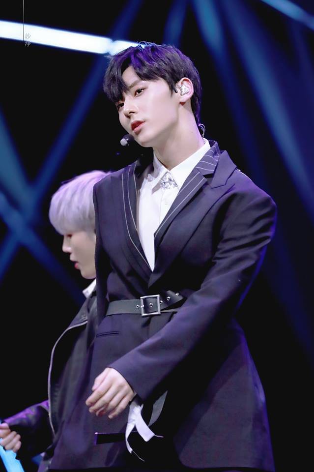 6 idol tuổi Hợi sở hữu thần th&aacute;i xuất sắc nhất tr&ecirc;n s&acirc;n khấu! - Ảnh 38.