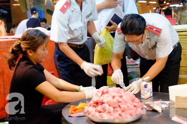 TP.HCM: Lại phát hiện hàng chục con heo không rõ nguồn gốc, chảy dịch, bốc mùi tuồn vào chợ Bình Điền tiêu thụ Tết - Ảnh 5.