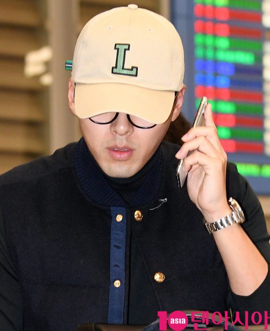 Lần đầu lộ diện sau tin đồn hẹn hò, Hyun Bin liên tục cúi gằm mặt nghe điện thoại nhưng sao vẫn soái thế này? - Ảnh 8.