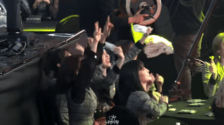 BLACKPINK, TWICE phản ứng sân khấu Red Velvet ở GMA 2019: Người e thẹn, kẻ cầm chai quẩy bung nóc - Ảnh 4.