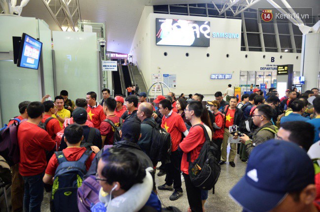 Hàng trăm CĐV từ Hà Nội - Hồ Chí Minh hội quân sang cổ vũ ĐT Việt Nam trong trận tứ kết Asian Cup 2019 - Ảnh 6.