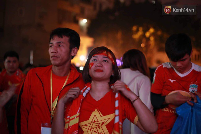Ảnh, clip: CĐV ôm mặt khóc như mưa khi tuyển Việt Nam phải dừng bước tại tứ kết Asian Cup 2019 - Ảnh 5.