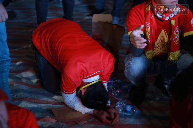 Ảnh, clip: CĐV ôm mặt khóc như mưa khi tuyển Việt Nam phải dừng bước tại tứ kết Asian Cup 2019 - Ảnh 4.