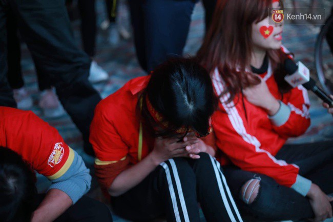 Ảnh, clip: CĐV ôm mặt khóc như mưa khi tuyển Việt Nam phải dừng bước tại tứ kết Asian Cup 2019 - Ảnh 3.