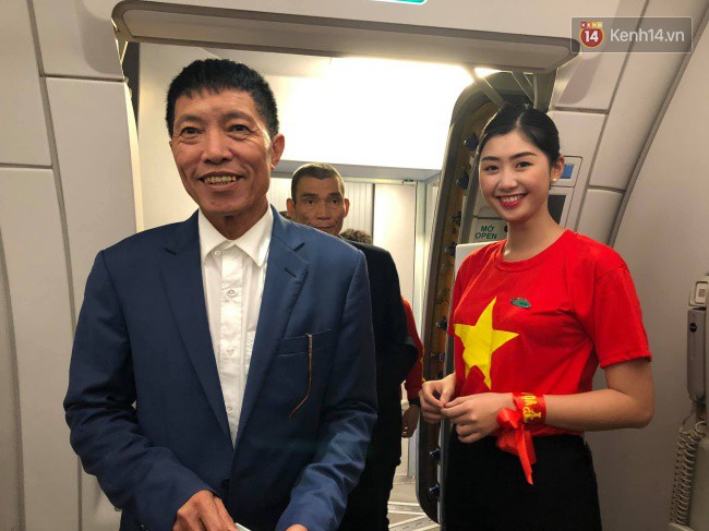 Bố mẹ Văn Hậu, Tiến Dũng v&agrave; anh trai Quang Hải sang Dubai cổ vũ cho ĐT Việt Nam trong trận tứ kết Asian Cup gặp Nhật Bản - Ảnh 8.