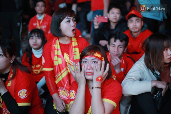 Ảnh, clip: CĐV ôm mặt khóc như mưa khi tuyển Việt Nam phải dừng bước tại tứ kết Asian Cup 2019 - Ảnh 2.