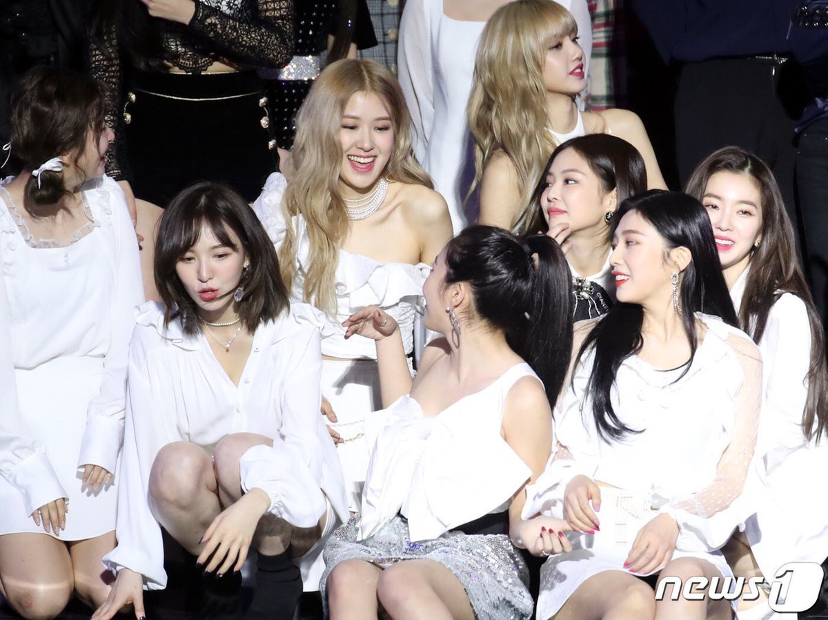 Tiên cảnh ở Gaon: Dàn nữ thần Red Velvet - Black Pink đọ sắc cùng khung hình, Jennie và Irene đặc biệt thân mật - Ảnh 13. Tiên cảnh ở Gaon: Dàn nữ thần Red Velvet - Black Pink đọ sắc cùng khung hình, Jennie và Irene đặc biệt thân mật - Ảnh 13.