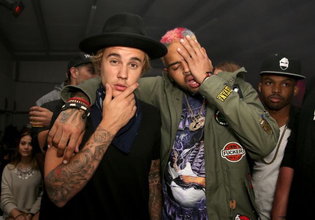 Justin Bieber bị ném đá lây vì ủng hộ Chris Brown trong vụ nghi án cưỡng hiếp phụ nữ - Ảnh 1.