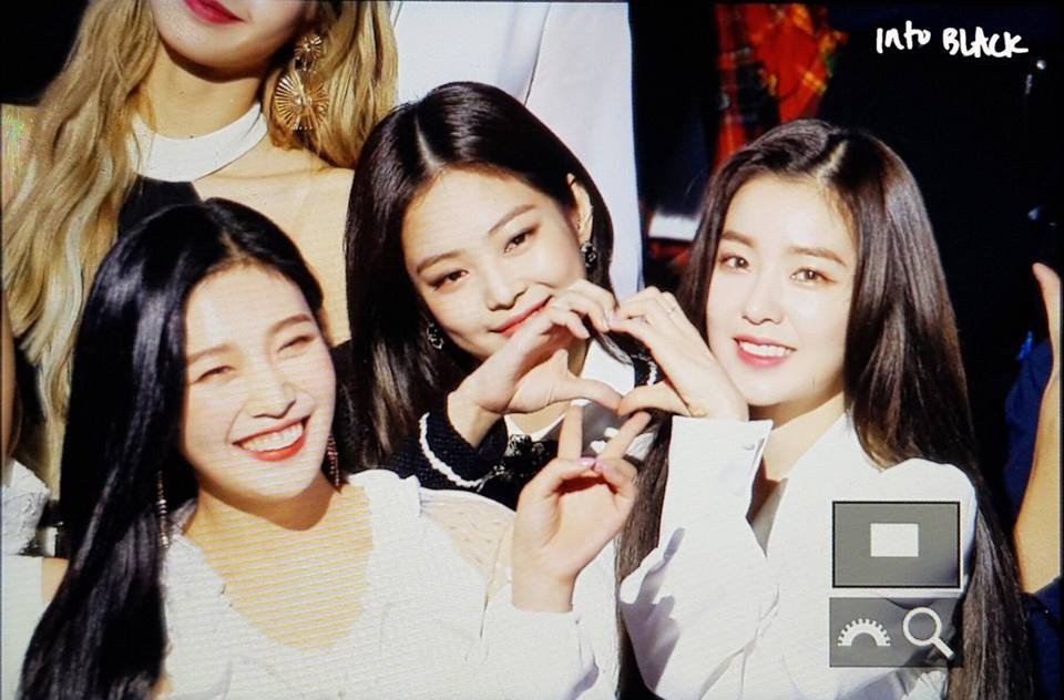 Tiên cảnh ở Gaon: Dàn nữ thần Red Velvet - Black Pink đọ sắc cùng khung hình, Jennie và Irene đặc biệt thân mật - Ảnh 14. Tiên cảnh ở Gaon: Dàn nữ thần Red Velvet - Black Pink đọ sắc cùng khung hình, Jennie và Irene đặc biệt thân mật - Ảnh 14.
