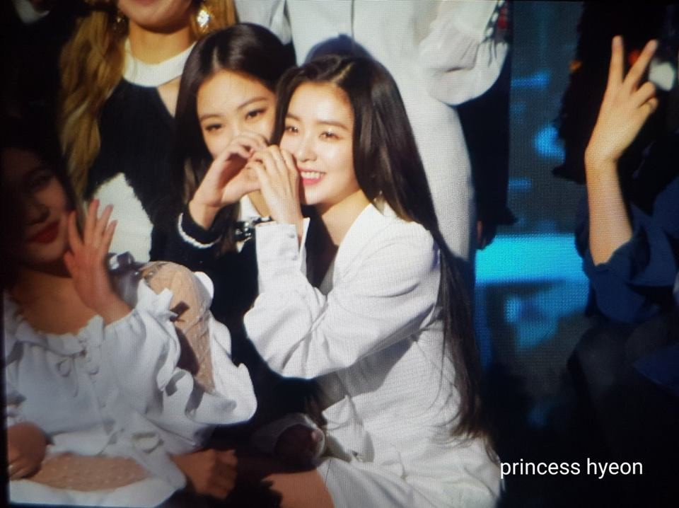 Tiên cảnh ở Gaon: Dàn nữ thần Red Velvet - Black Pink đọ sắc cùng khung hình, Jennie và Irene đặc biệt thân mật - Ảnh 5. Tiên cảnh ở Gaon: Dàn nữ thần Red Velvet - Black Pink đọ sắc cùng khung hình, Jennie và Irene đặc biệt thân mật - Ảnh 5.