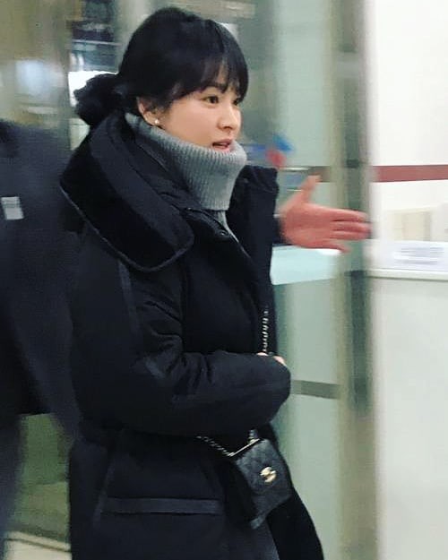 Tiệc mừng c&ocirc;ng Encounter: Song Hye Kyo để mặt mộc, t&agrave;i tử H&agrave;n trẻ kh&oacute; tin mặc d&ugrave; hơn Park Bo Gum 12 tuổi - Ảnh 2.