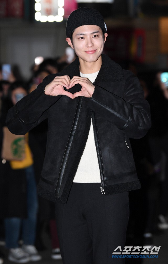 Tiệc mừng c&ocirc;ng Encounter: Song Hye Kyo để mặt mộc, t&agrave;i tử H&agrave;n trẻ kh&oacute; tin mặc d&ugrave; hơn Park Bo Gum 12 tuổi - Ảnh 4.