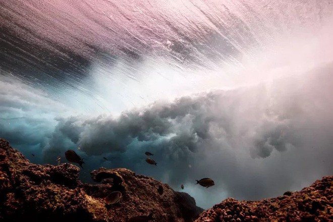 [Góc mãn nhãn] Ngắm vẻ đẹp đầy kỳ ảo của những con sóng biển khi nhìn từ dưới lòng đại dương - Ảnh 12.