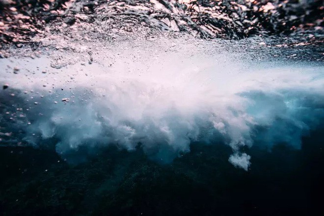 [Góc mãn nhãn] Ngắm vẻ đẹp đầy kỳ ảo của những con sóng biển khi nhìn từ dưới lòng đại dương - Ảnh 15.