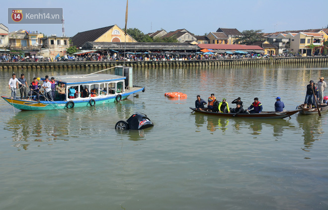 Nhói lòng 8 giờ đồng hồ trục vớt thi thể đôi vợ chồng và bé trai 6 tuổi trong ô tô lao xuống sông ở Quảng Nam - Ảnh 1.