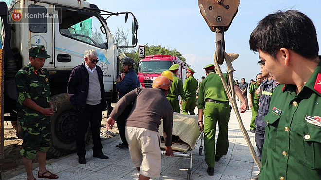 Nhói lòng 8 giờ đồng hồ trục vớt thi thể đôi vợ chồng và bé trai 6 tuổi trong ô tô lao xuống sông ở Quảng Nam - Ảnh 15.