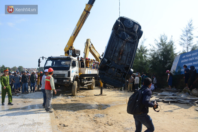 Nhói lòng 8 giờ đồng hồ trục vớt thi thể đôi vợ chồng và bé trai 6 tuổi trong ô tô lao xuống sông ở Quảng Nam - Ảnh 16.