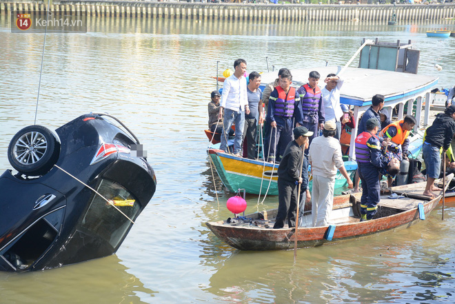 Nhói lòng 8 giờ đồng hồ trục vớt thi thể đôi vợ chồng và bé trai 6 tuổi trong ô tô lao xuống sông ở Quảng Nam - Ảnh 4.