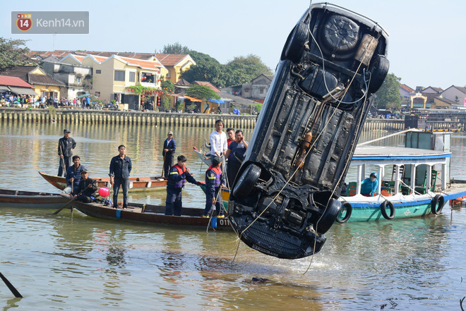 Nhói lòng 8 giờ đồng hồ trục vớt thi thể đôi vợ chồng và bé trai 6 tuổi trong ô tô lao xuống sông ở Quảng Nam - Ảnh 6.