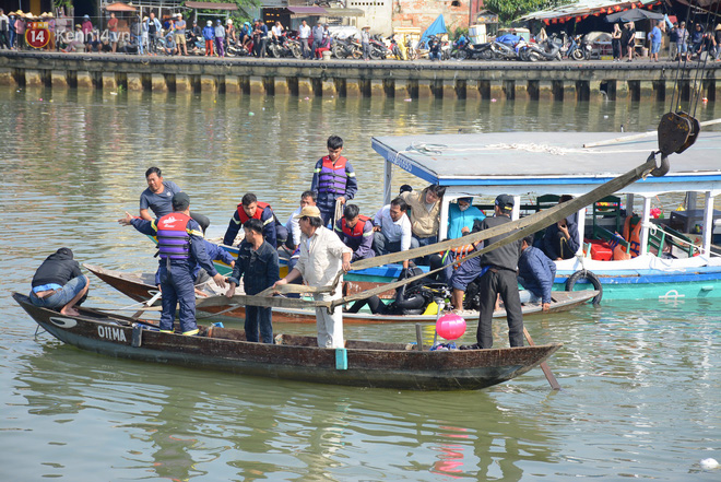 Nhói lòng 8 giờ đồng hồ trục vớt thi thể đôi vợ chồng và bé trai 6 tuổi trong ô tô lao xuống sông ở Quảng Nam - Ảnh 11.