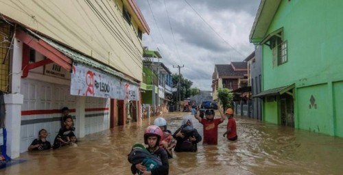 Indonesia: Lũ lụt và sạt lở đất do mưa lớn kéo dài, gần 60 người thiệt mạng - Ảnh 1.