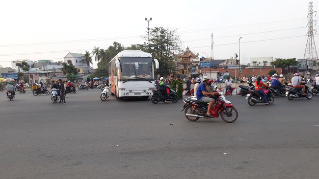 TP.HCM: Qua đường ẩu, nam thanh niên bị xe khách cán nát đôi chân trước Tết Nguyên đán - Ảnh 3.