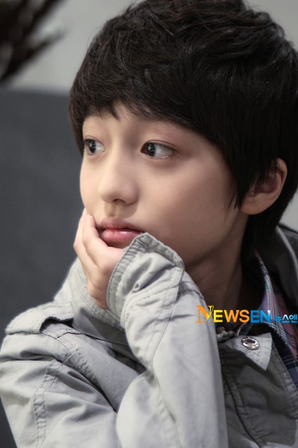 Thủ vai hồi bé của Song Joong Ki, sao nhí sinh năm 2000 lột xác thành nam thần của Sky Castle: Ai ngờ là idol Kpop! - Ảnh 7.