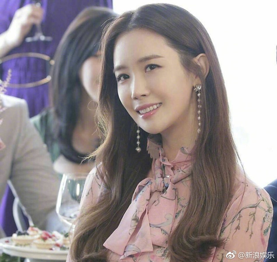 Chùm ảnh đóng Hotel King của Lee Da Hae được chia sẻ lại, netizen xứ Trung lại bàn tán về nhan sắc dao kéo - Ảnh 3. Chùm ảnh đóng Hotel King của Lee Da Hae được chia sẻ lại, netizen xứ Trung lại bàn tán về nhan sắc dao kéo - Ảnh 3.