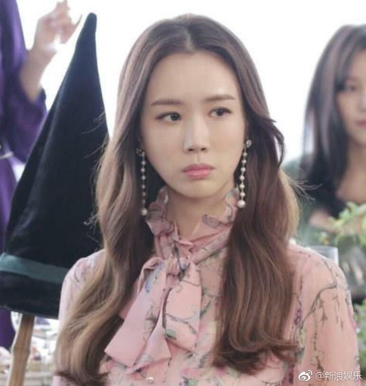 Chùm ảnh đóng Hotel King của Lee Da Hae được chia sẻ lại, netizen xứ Trung lại bàn tán về nhan sắc dao kéo - Ảnh 2. Chùm ảnh đóng Hotel King của Lee Da Hae được chia sẻ lại, netizen xứ Trung lại bàn tán về nhan sắc dao kéo - Ảnh 2.